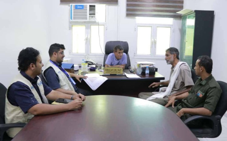 المدير العام لمديرية الشحر يطلع على نتائج تسليم موقع مشروع توفير المأوى الطارئ والانتقالي للنازحين بمخيمي تبالة والخزان للمقاول المنفذ