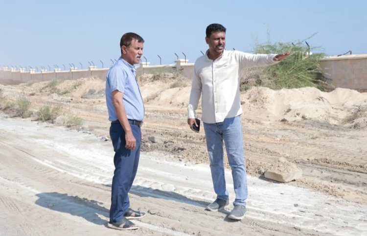 المدير العام لمديرية الشحر يطلع على سير أعمال تأهيل وصيانة المدخل الغربي للمدينة
