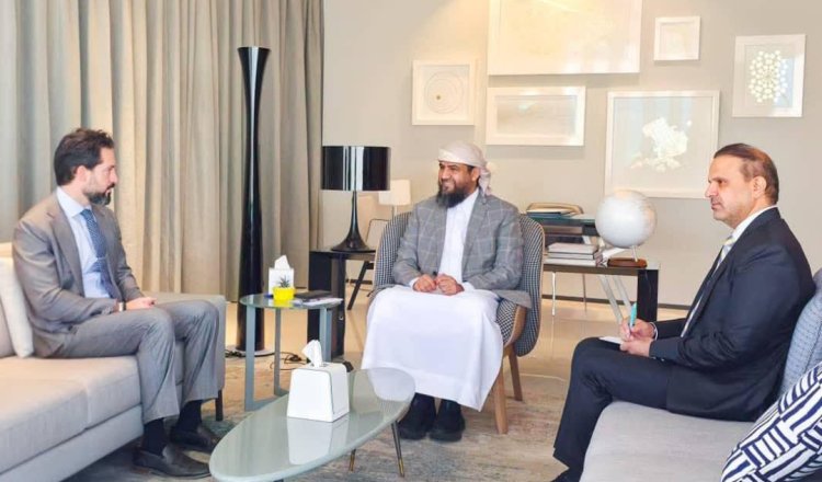 عضو مجلس القيادة الرئاسي المحرّمي يلتقي القائم بأعمال السفير الأمريكي