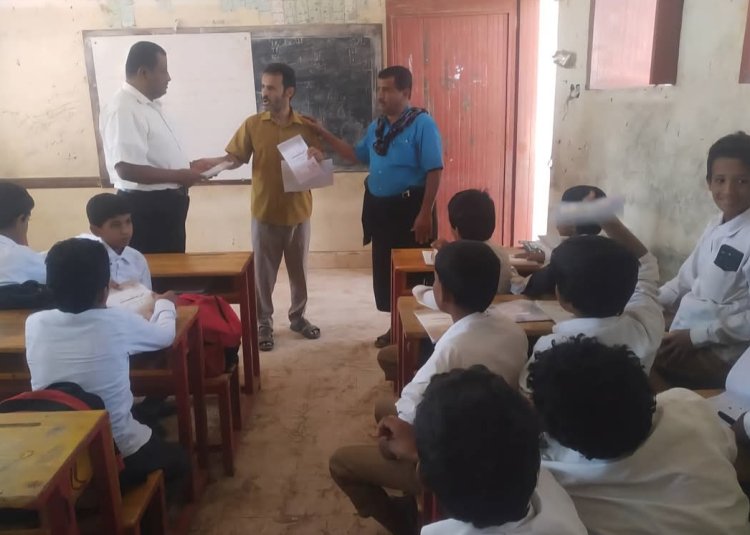 انتقالي مرخة يقدم كمية من الكتب المدرسية لمكتب التربية والتعليم بالمديرية