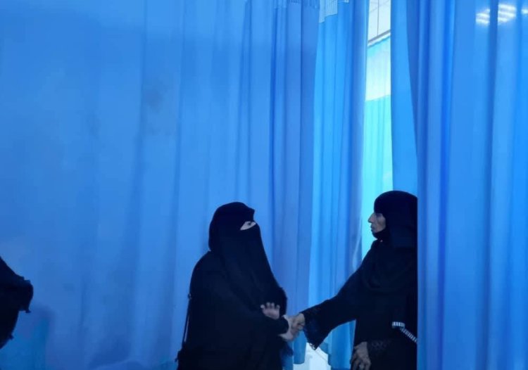 الوكيل المساعد لشؤون المرأة بالمحافظة تزور الشرطية المصابة وفاء عبده سليمان وتنقل تحيات المحافظ