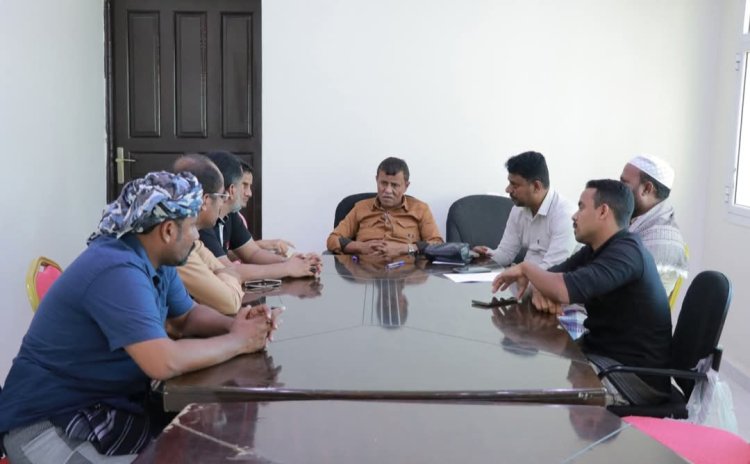 المدير العام لمديرية الشحر يلتقي اللجنة الأهلية بمدينة الحامي لمناقشة المشاريع المتعثرة