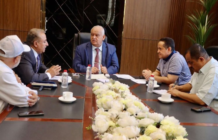 فريق التوجيه والرقابة الرئاسي يبحث مع وزير الخدمة المدنية أوضاع الوظائف والتسويات بمحافظة لحج