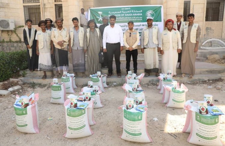 مدير عام مكتب الزراعة بمحافظة المهرة يدشن توزيع مدخلات زراعية