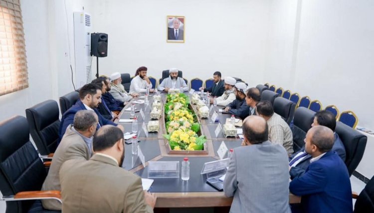 اجتماع في عدن يناقش سير العمل في قطاعات وزارة الأوقاف والإرشاد