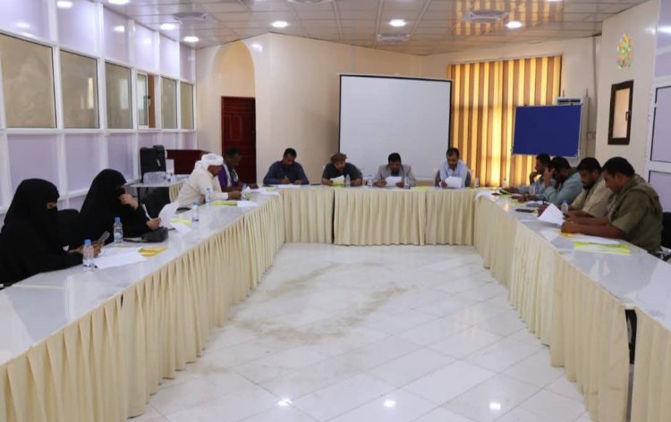 اللجنة الاستشارية بالمهرة تعقد اجتماعها الدوري وتناقش المنح والمستجدات والقضايا الصحية بالمحافظة