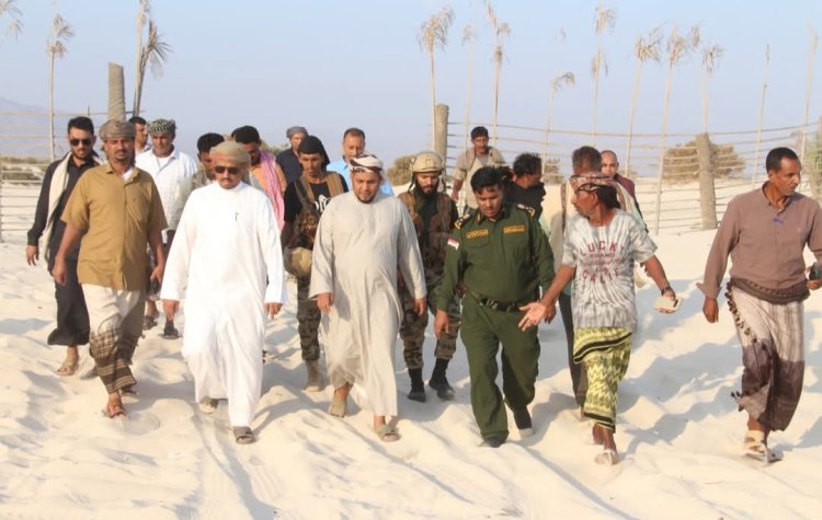 محافظ أرخبيل سقطرى يتفقد مخيم عومق السياحي ويؤكد دعم الجهود المحلية لتنشيط السياحة