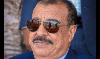 اللواء بن بريك يُعزّي الإعلامي سقاف مشهور الكاف بوفاة والدته