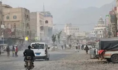 مدمن مخدرات يثير الذعر في إب ويصيب عددًا من السكان بعد اعتدائه على والدته