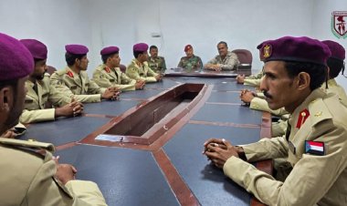 القائد العام لقوات دفاع شبوة يعلن استراتيجية الدمج الفوري والتأهيل المستمر لخريجي الكليات العسكرية خلال لقاءه بالخريجين من كلية زايد العسكرية.