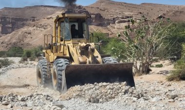 تنفيذاً لتوجيهات المحافظ بن الوزير.. صندوق صيانة الطرق يبدأ إصلاح أضرار السيول في وادي جردان