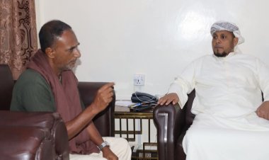 محافظ سقطرى يناقش مع مدير صندوق النظافة خطط تعزيز خدمات النظافة والتحسين بالمحافظة