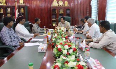 محافظ المهرة يلتقي شباب "ترابط الغيضة" ويوجه بإعادة تشغيل الحديقة في الجحي