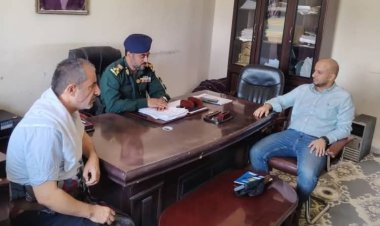 نائب مدير الأمن والشرطة بالمهرة يلتقي بمدير مشروع تعزيز الحكم المحلي مؤسسة برجهوف لبحث التعاون في مكافحة الجرائم الإلكترونية