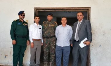 رئيس نيابة الاستئناف بالمهرة ومدير البحث الجنائي يناقشان آلية الإفراج عن السجناء ممن قضوا ثلاثة أرباع المدة