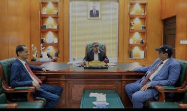 المحافظ بن ماضي يبحث مع رئيس الهيئة العامة للطيران المدني والأرصاد تعزيز نشاط مطاري الريان وسيئون