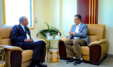 مستشار رئيس مجلس القيادة الرئاسي يناقش مع محافظ العاصمة عدن مستجدات الأوضاع