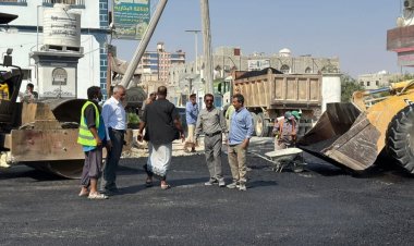 تواصل أعمال سفلتة المقاطع المتضررة والمتآكلة بشوارع مدينة الغيضة بتمويل من السلطة المحلية