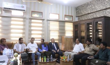 فريق التوجيه والرقابة الرئاسي وقيادة انتقالي المهرة يزوران مكتب التربية بالمحافظة ويطلعون على سير العملية التعليمية