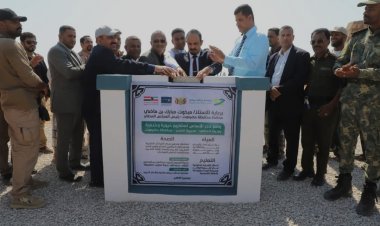محافظ حضرموت يفتتح ويضع حجر الأساس لعدد من المشاريع الصحية والتربوية والمياه والطاقة بمدينة الحامي