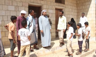 محافظ سقطرى يزور مدرسة معنوفة ويطّلع على احتياجاتها التعليمية