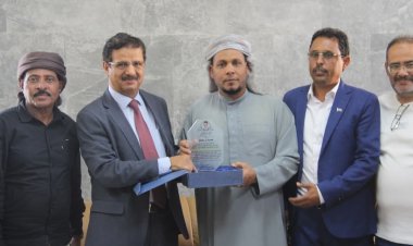 محافظ سقطرى يودّع عضو هيئة رئاسة المجلس الانتقالي الجنوبي ويمنحه درع شكر وتقدير