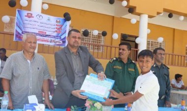 الوكيل الجريبي يكرم أوائل الطلاب والطالبات بمدرسة الفقيد بن محروس في قاضب سقطرى