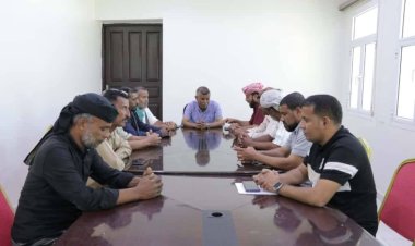 انتقالي الشحر يبحث مع المدير العام أبرز القضايا الخدمية بالمديرية