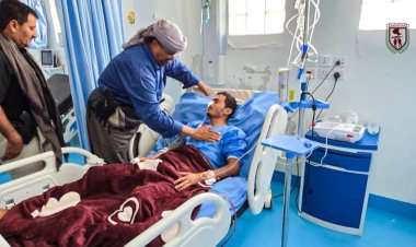 القائد العام لقوات دفاع شبوة يقوم بزيارة جرحى قوات دفاع شبوة ويشيد بتضحياتهم البطولية