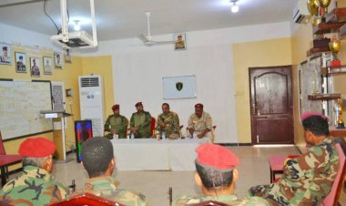 رئيس شُعبة التوجية المعنوي بقيادة المنطقة العسكرية الثانية يلقي محاضرة توجيهية حول «أهمية الوعي العسكري» بمعسكر الكتيبة الخاصة في المكلا