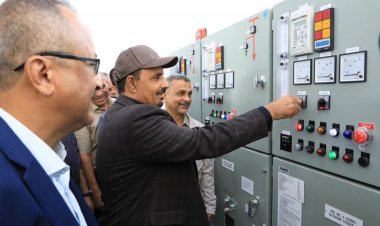 محافظ حضرموت يُدشّن مشاريعًا كهربائية حيوية بقدرة 61.5 ميجافولت أمبير لتخفيف الأحمال وتحسين الخدمة بمديرية المكلا