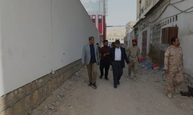 محافظ حضرموت يوجّه بإزالة العوائق العشوائية خلف مشفى حضرموت وسرعة إنجاز سفلتة الشارع المحاذي لسور منشأة نادي الشعب