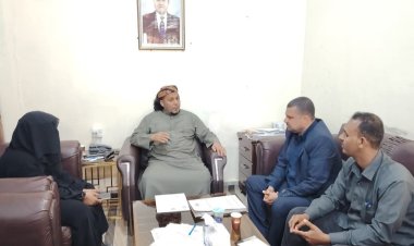 محافظ سقطرى يناقش مع الهيئة العامة للشؤون البحرية جهود التخلص من الباخرة  الجانحة "جلف دوف"