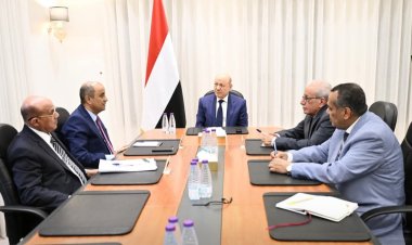 رئيس مجلس القيادة يجتمع برئيس الوزراء ومحافظ البنك المركزي