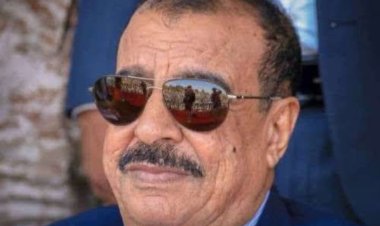 اللواء بن بريك يُعزّي الدكتور محمد باعباد بوفاة والده الشيخ أبو بكر باعباد