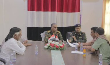 مدير أمن المهرة يبحث مع عُقّال الحارات سُبل التنسيق وآلية حصر بيانات الساكنين