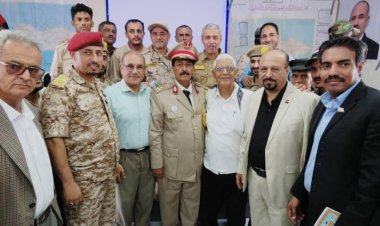 اللواء بن بريك يهنئ العقيد الركن عبدالفتاح الشاعري بحصوله على درجة الماجستير في العلوم العسكرية