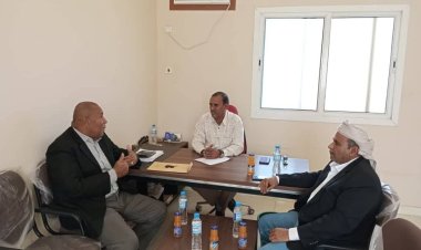 رئيس نيابة سقطرى يلتقي بمدير الميناء ومدير الجمارك لبحث تعزيز التنسيق المشترك