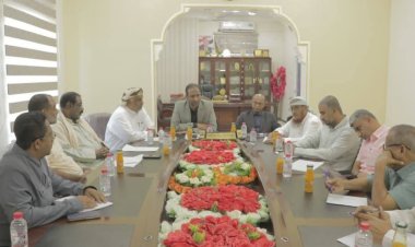 وكيل أول المهرة يناقش مع رئيس مؤسسة موانئ البحر العربي سبل تطوير وتشغيل ميناء نشطون التجاري