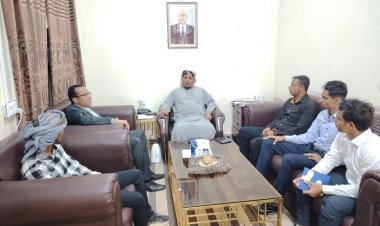 محافظ سقطرى يلتقي مدير وموظفي مركز سقطرى للبحوث والدراسات الاستراتيجية