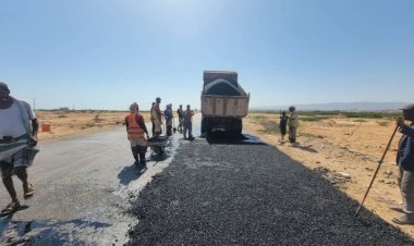 مؤسسة الطرق والجسور بالمهرة تنفذ أعمال إعادة سفلتة في وادي مشط وضبوت بتمويل ومساهمة من الشركات المحلية