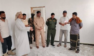 محافظ سقطرى يتفقد التجهيزات النهائية لمبنى السلطة المحلية بالمحافظة