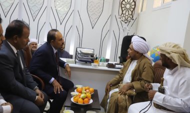 محافظ حضرموت يزور العلامة الحبيب عمر بن حفيظ ويُشيد بدوره الكبير في نشر الفكر الوسطي المعتدل