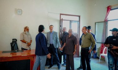 وزير الدولة محافظ عدن يكرّم الأديب محمد ناصر شراء بدرع الوفاء والإبداع