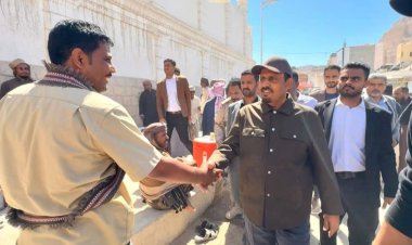 محافظ حضرموت يزور سوق سيئون ويلتقي بالمواطنين ويتفقد الجزء المنهار من سور القصر