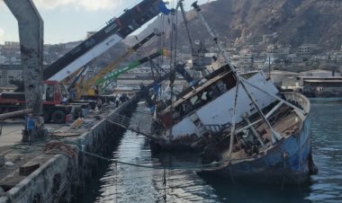 انتشال أكبر سفينة غارقة في حوض ميناء الإصطياد السمكي بعدن