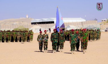 بحضور قيادات عسكرية بارزة… قوات دفاع شبوة تحتفل بتخريج اللواء الثامن-مستجدين-  واستعراض جاهزيته القتالية.