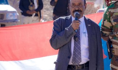 رئيس تنفيذية انتقالي شبوة يشهد عرض عسكري لخريجي اللواء الثامن بقوات دفاع شبوة