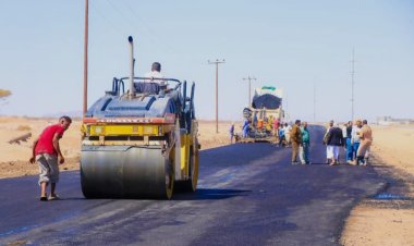 الأمين العام يدشّن أعمال الأسفلت في مشروع توسعة المدخل الغربي لمدينة عتق بتمويل محلي