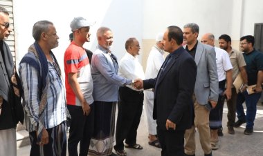 محافظ حضرموت يقدِّم واجب العزاء في وفاة الرائد التربوي أحمد سعيد باحبارة